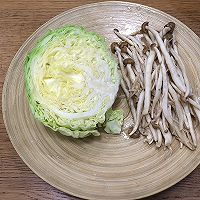 圆白菜炒菌菇的做法图解1