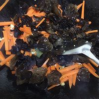 黑木耳炒胡萝卜的做法图解5
