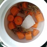 蝎子红萝卜瘦肉汤的做法图解1