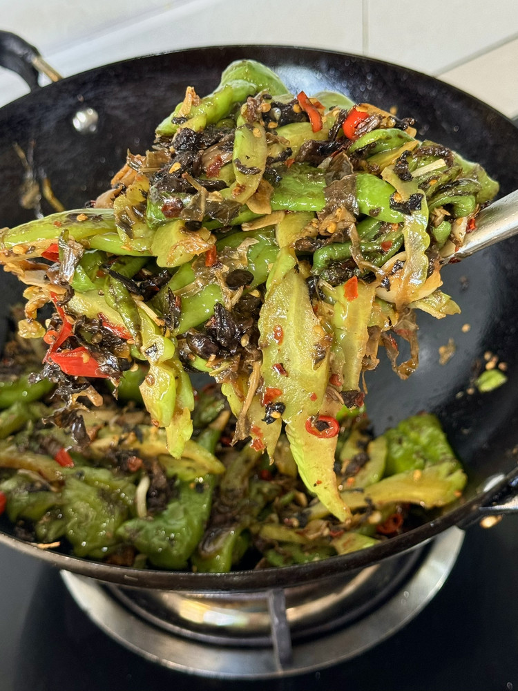 梅干菜炒虎皮青椒的做法