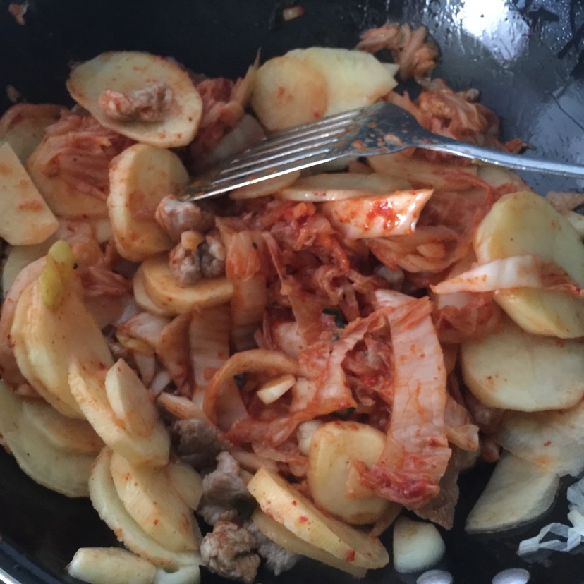 辣白菜五花肉炖土豆的做法图解8