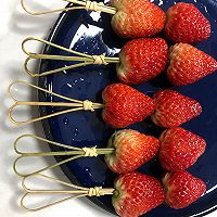 草莓冰糖葫芦的做法图解1