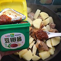 #葱伴侣豆瓣酱能蘸善炒#排骨炖土豆的做法图解5