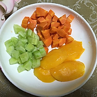 【蓓妈美食】芒果胡萝卜青瓜汁的做法图解2