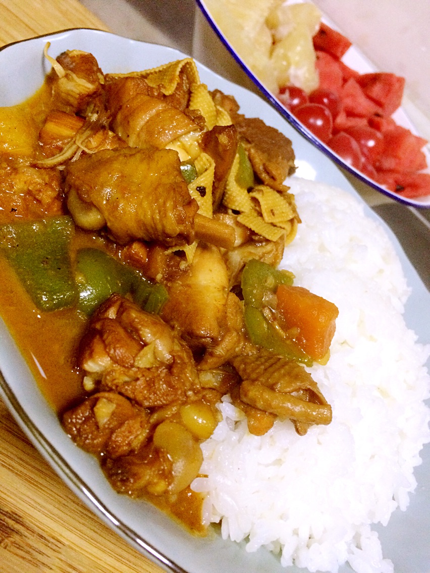 Big plate chicken doesn't bother to pull the stick and water the rice