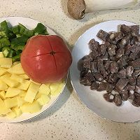 西红柿腊肠土豆焖饭的做法图解1