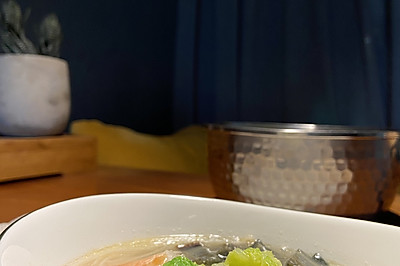 黑暗料理皮蛋鲜蔬汤