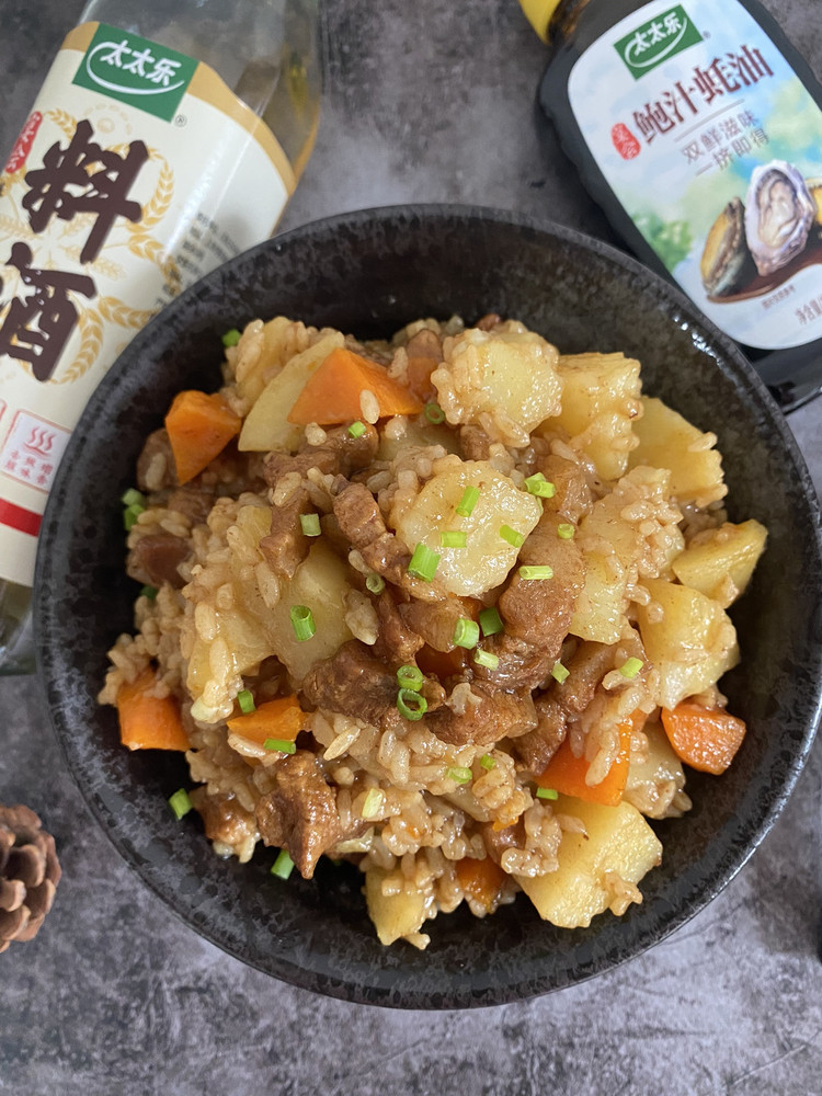 土豆五花肉焖饭的做法