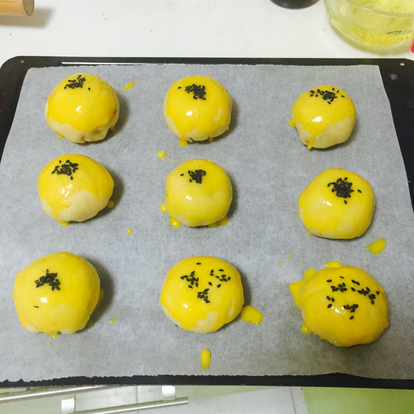 酥到掉渣的美味“蛋黄酥”的做法图解8