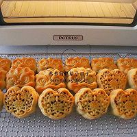 #晒出你的中秋团圆饭#玫瑰豆沙蛋黄月饼的做法图解17