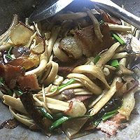茶树菇炒腊肉的做法图解3