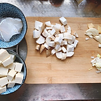 奶白奶白的鳕鱼豆腐汤的做法图解1