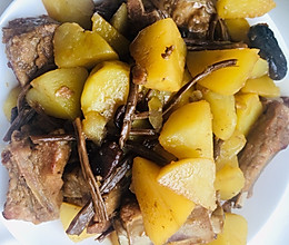 香菇土豆炖排骨的做法