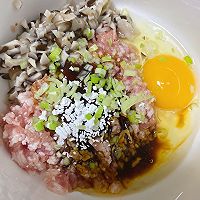 虾仁开口笑煎饺的做法图解1