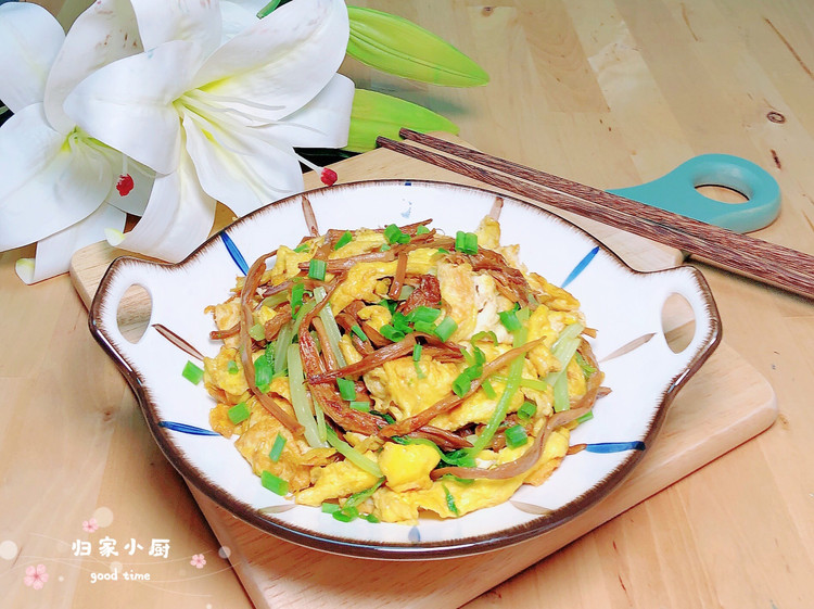 黄花菜炒鸡蛋的做法