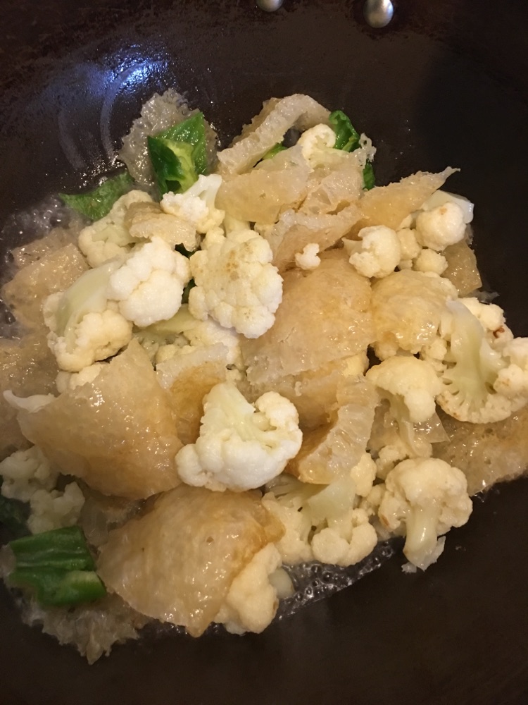 花菜炒肉皮的做法图解4