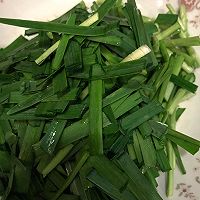 韭菜炒鸭血的做法图解2