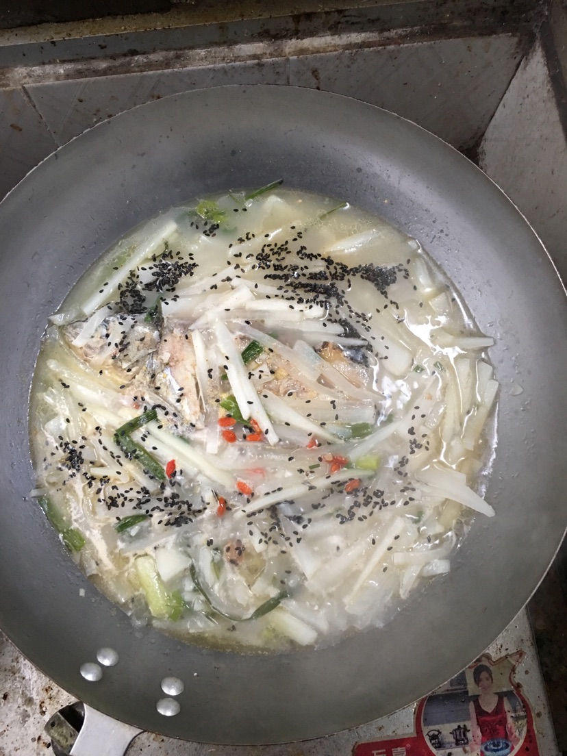 鲫鱼（喜头鱼）炖萝卜汤的做法图解6