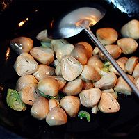 茄汁草菇焖土豆的做法图解3