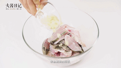 桂花鱼创新吃法：砂锅焗桂花鱼的做法图解3