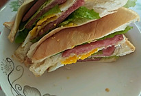 营养早餐——生菜香肠鸡蛋超级三明治的做法