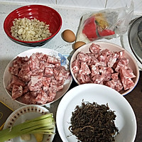 梅菜狮子头的做法图解1