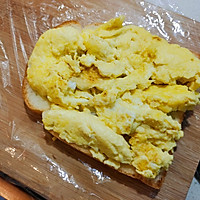 滑蛋火腿三明治蛋多到爆出来的做法图解3