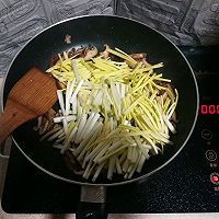 香蘑蒜黄炒腊肠的做法图解7