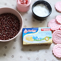 敲可爱的HelloKitty红豆月饼#安佳儿童创意料理#的做法图解1