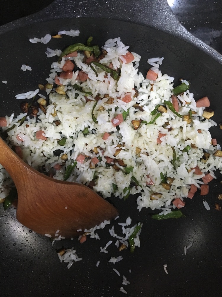 香菇火腿炒饭的做法图解2