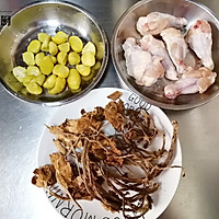 茶树菇栗子焖鸡块的做法图解1