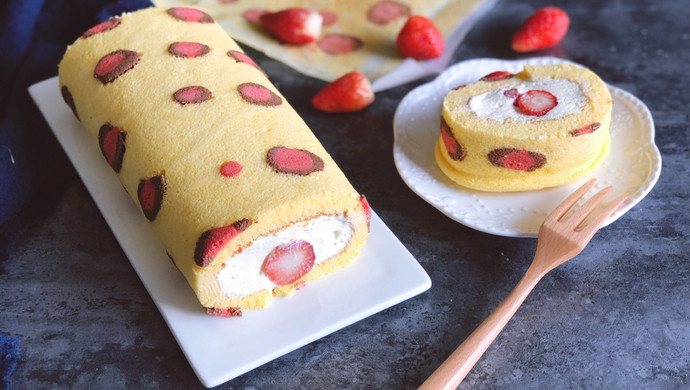 粉豹纹草莓蛋糕卷