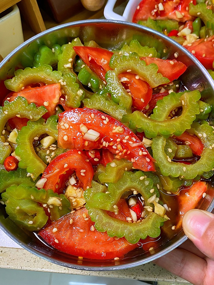 夏日必备凉拌菜，凉拌西红柿苦瓜巨好吃！！的做法