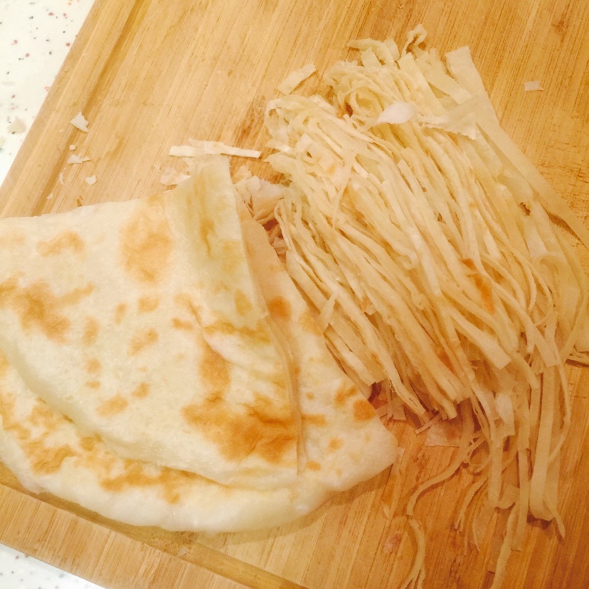 家常肉炒饼的做法图解1