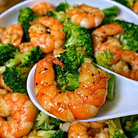#夏日鲜味轻享健康#夏日低卡餐！超美味的西兰花炒虾仁的做法图解1
