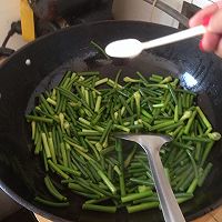 炸土豆条炒蒜苔的做法图解7