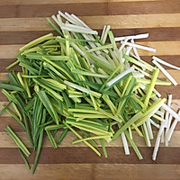 家常菜之蒜苗肉丝的做法图解1