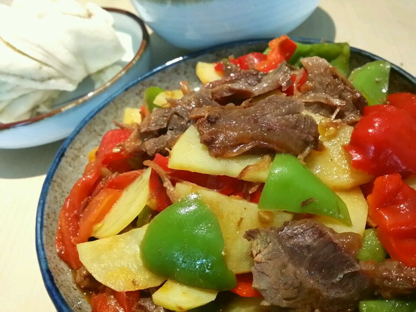 女儿的最爱------青椒土豆炒肉片
