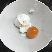 虾仁蛋黄豆腐的做法图解2