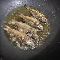 红烧小鲫鱼的做法图解2