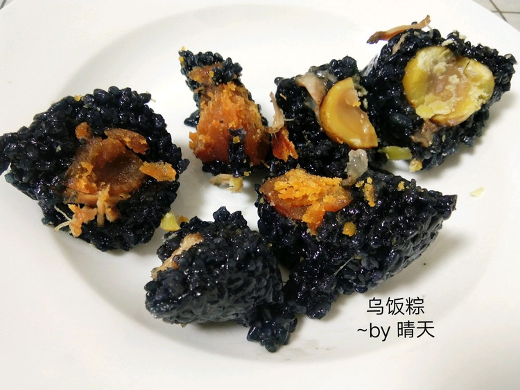 乌饭粽~蛋黄板栗肉粽的做法