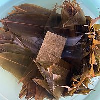 传统纯手工蛋黄鲜肉粽的做法图解3