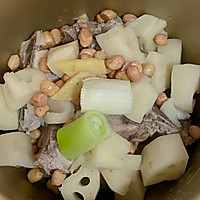 莲藕花生骨汤和红烧腔骨的做法图解3