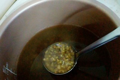 超简易的绿豆汤(电饭煲版)