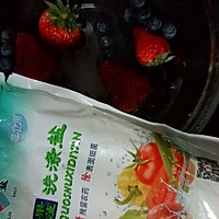 草莓蓝莓酸奶的做法图解1