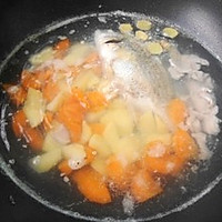 番茄胡萝卜煲黄翅鱼的做法图解7