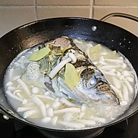 #寻味外婆乡传承春日宴#菌菇鱼头汤，鲜美又滋补，做法超简单的做法图解6