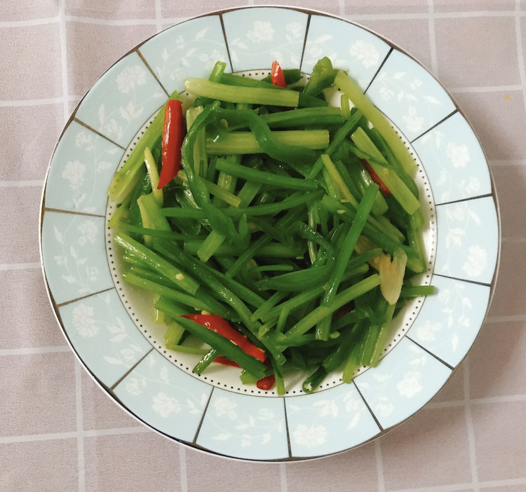 快手菜，清炒芹菜的做法