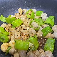 青椒炒面筋的做法图解6
