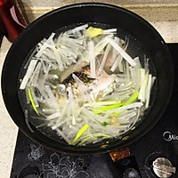 鲫鱼萝卜汤的做法图解6